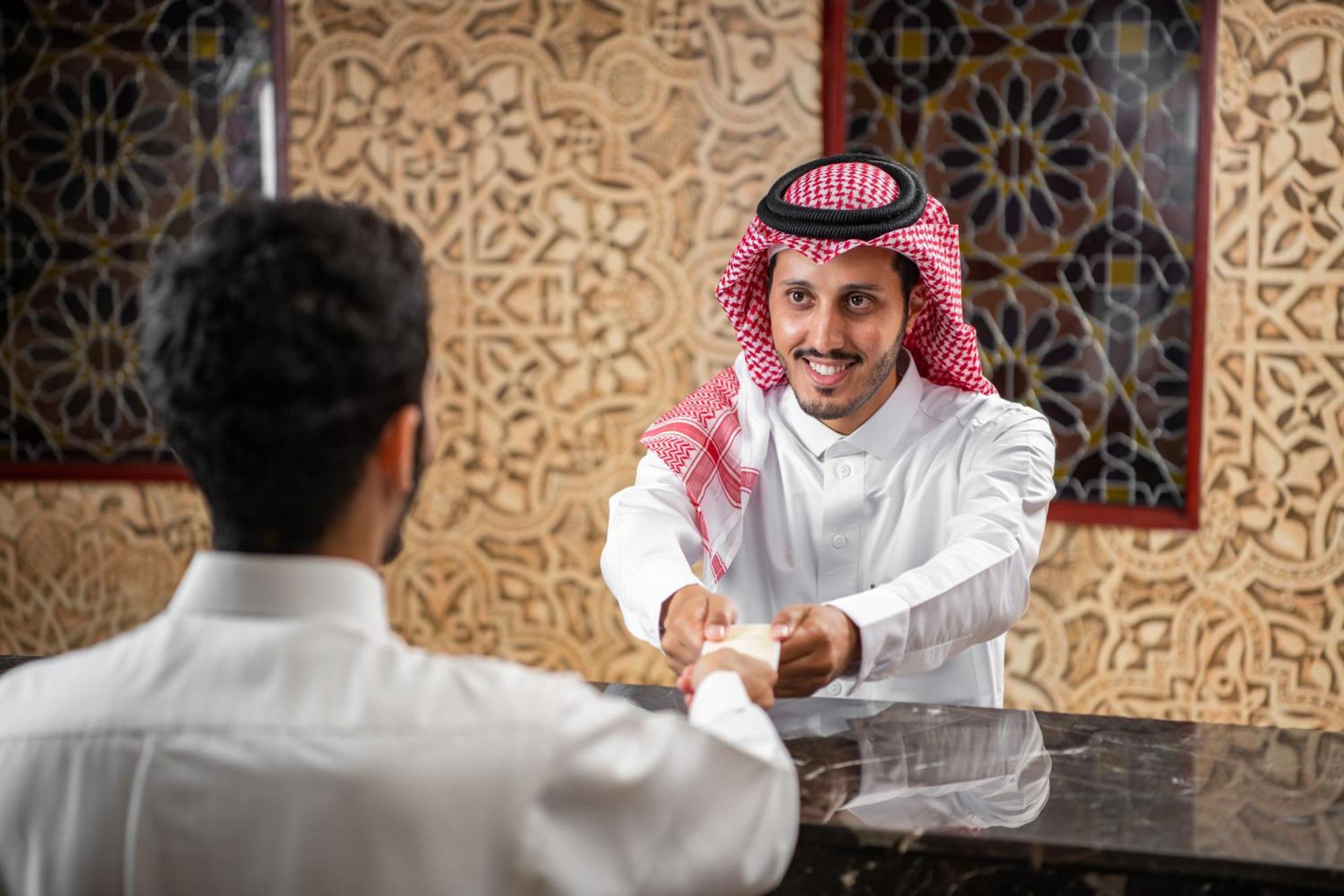 Al Shohada By Palm Rich Makkah Hotel Мека Екстериор снимка Arab men greeting each other