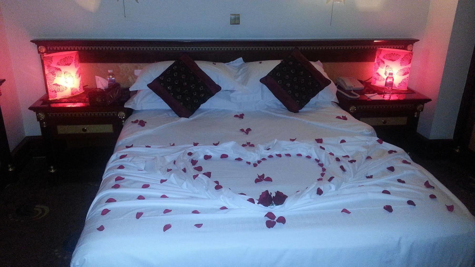 Al Shohada By Palm Rich Makkah Hotel Мека Екстериор снимка A bed with rose petals